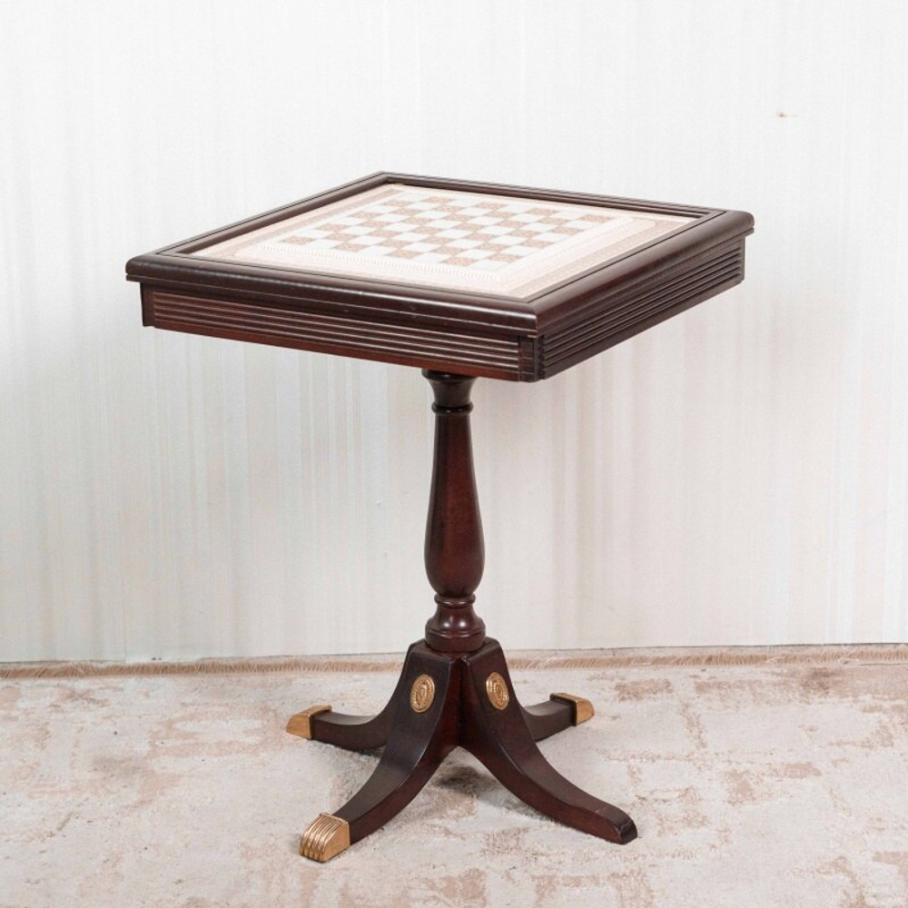 Шахматный стол с комплектом шахмат из слоновой кости