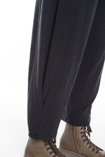 СВОБОДНЫЕ БРЮКИ ИЗ СЕРОГО ВОЛНИСТОГО ХЛОПКА