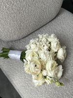 Свадебный букет из ранункулюсов, лизиантуса и одноголовых роз