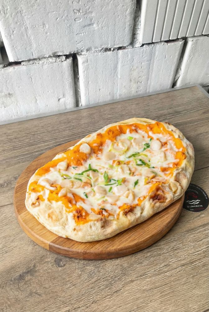 Пицца римская с морским гребешком и розовым соусом 430 гр. зам.