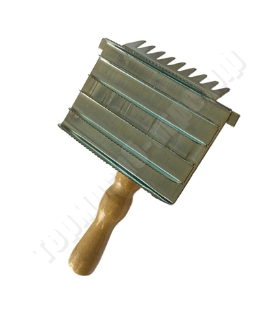 Скребница крупнозубчатая с деревянной ручкой и гребешком.