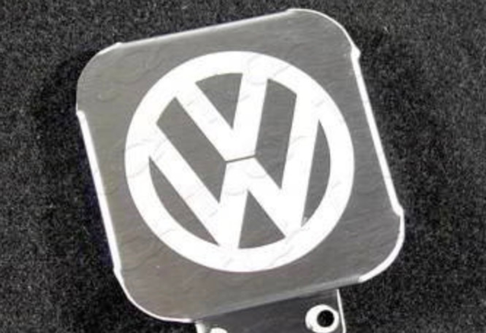 Заглушка на фаркоп под квадрат 50x50 с логотипом Volkswagen, (нерж.сталь) TCUZVWAG1