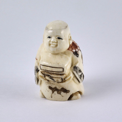 Нэцкэ Молодой монах с книгами