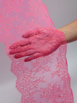 Кружево шантильи розовое неоновое с оранжевой нитью неэластичное ширина 22 см купон 2.9 м