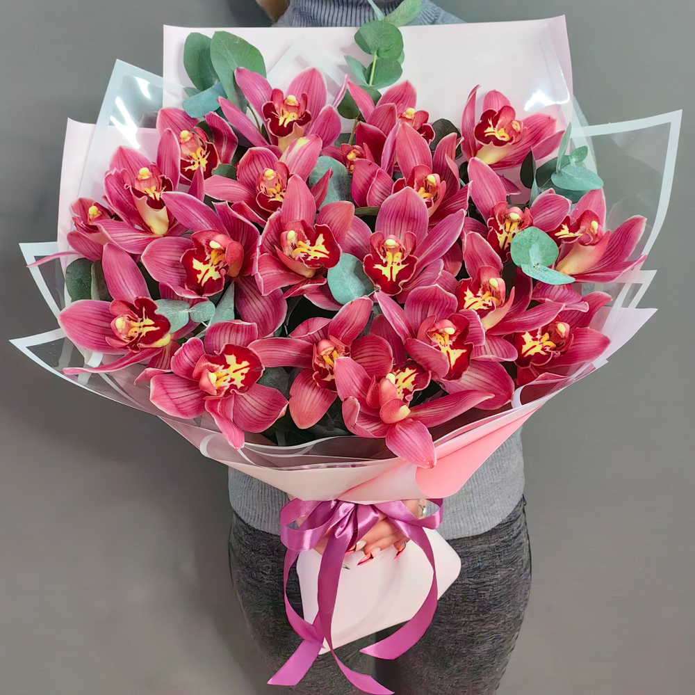 Букет из 21 орхидей с эвкалиптом