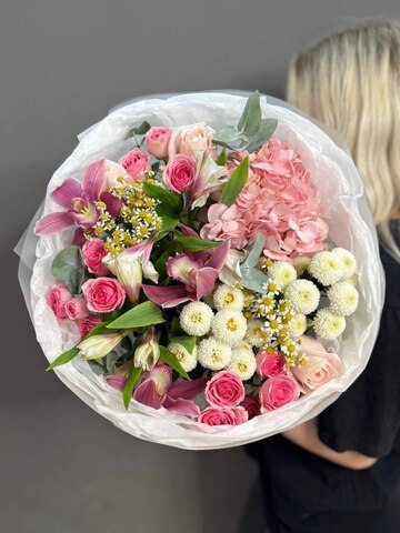 Авторский букет с розовой гортензией