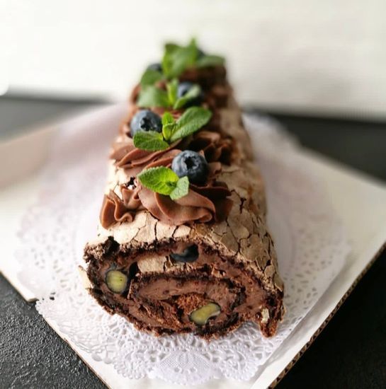 Шоколадный меренговый рулет с фундуком и голубикой