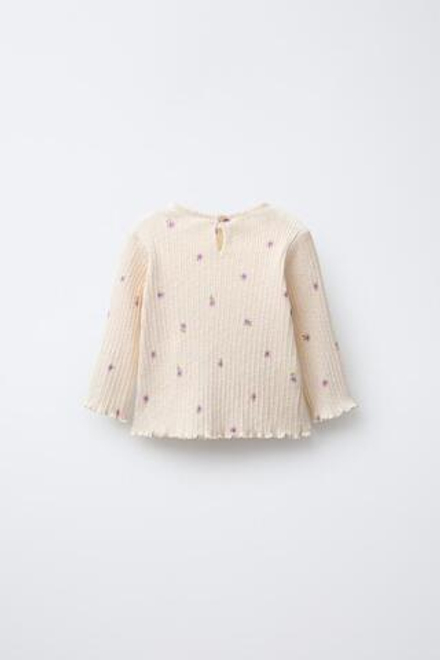 ZARA ФУТБОЛКА С ЦВЕТОЧНЫМ РЕЛЬЕФОМ, ЭКРЮ