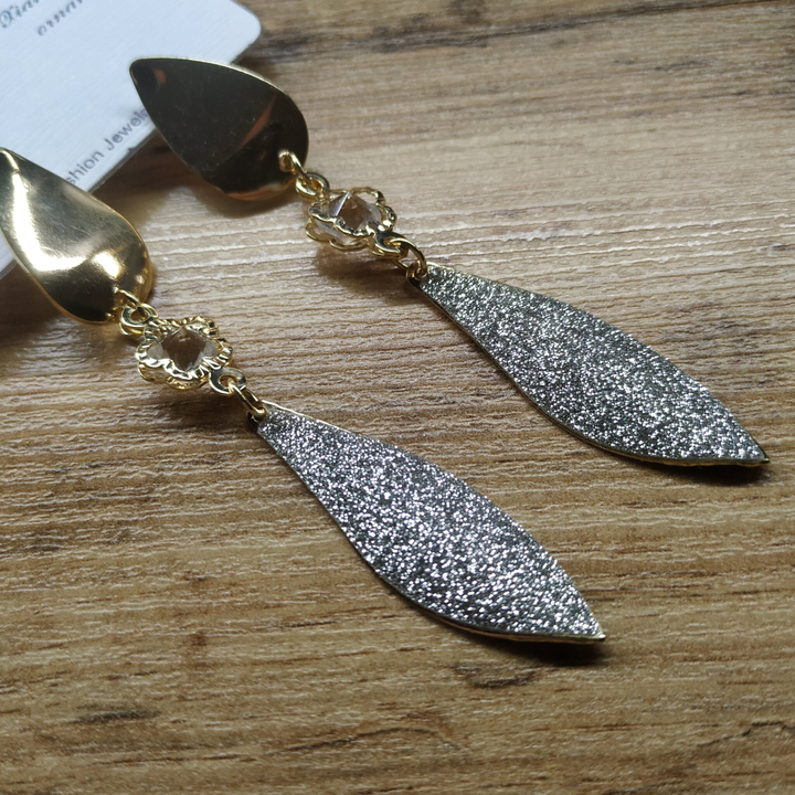 Серьги гвоздики Листок с подвеской цветочек серебристый блестки металл золотис