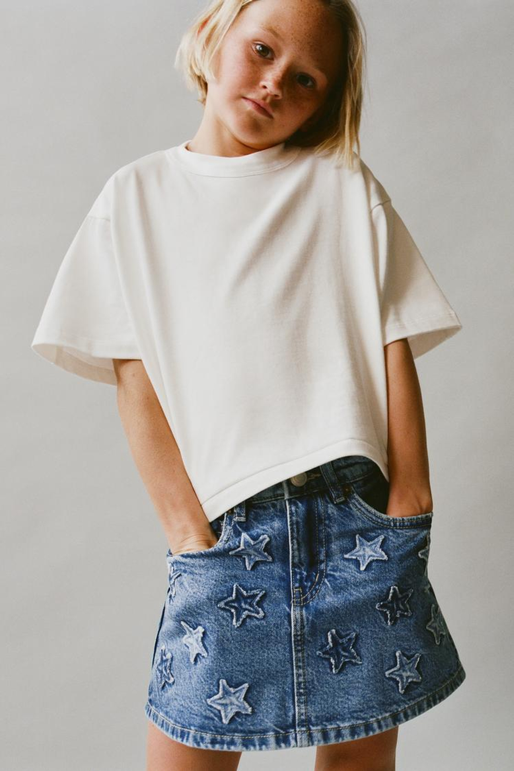 ZARA ДЖИНСОВАЯ ЮБКА-ШОРТЫ СО ЗВЕЗДАМИ, СИНИЙ