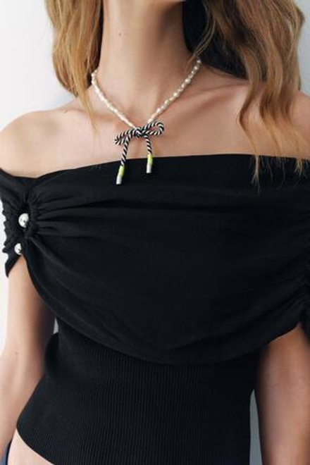 ZARA ОЖЕРЕЛЬЕ С ИСКУССТВЕННЫМ ЖЕМЧУГОМ И БАНТОМ ИЗ ШНУРА, ОТТЕНОК СЕРОГО