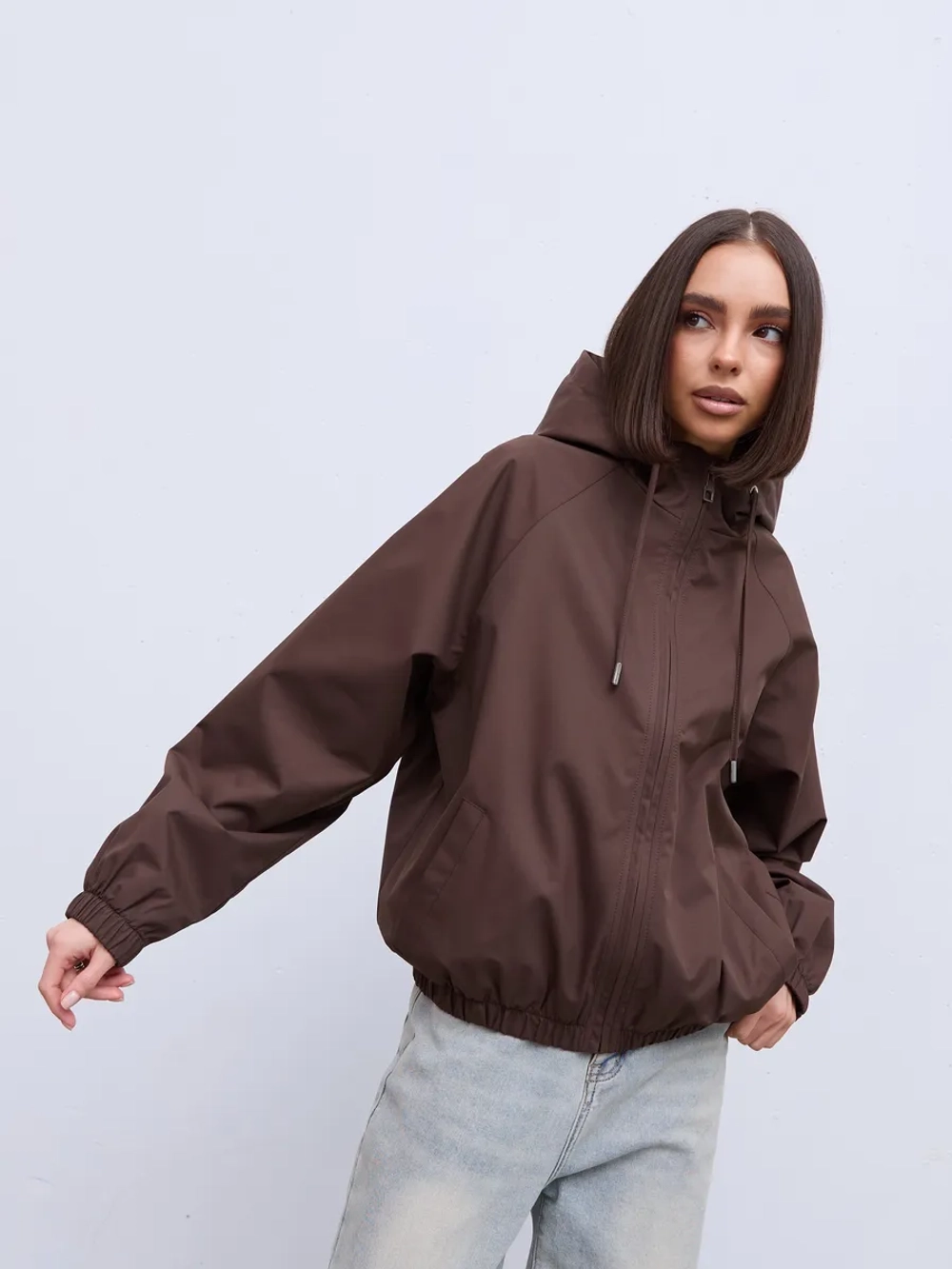 Ветровка с капюшоном