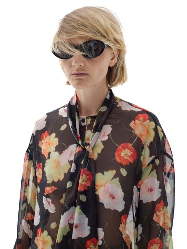 Шифоновая блузка в цветах с воротником-аскот
