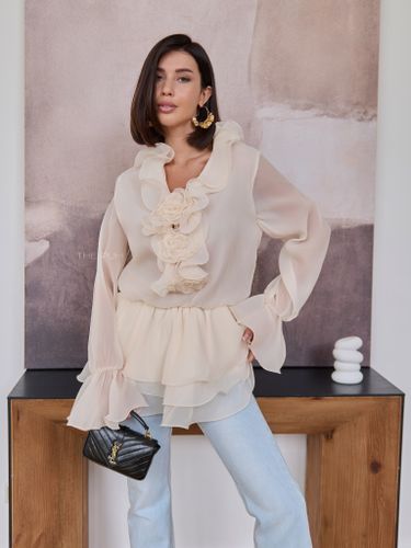 Бежевое шифоновое платье-блузка с брошами