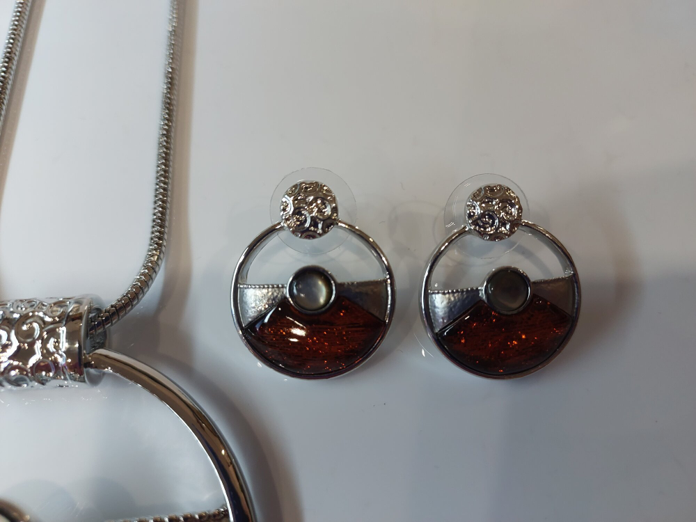 Комплект бижутерии. Набор, колье и серьги "Око Саурона " . С регулируемым размером цепи.