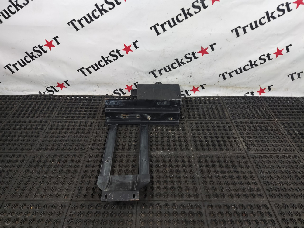 Кронштейн переднего крыла левый 2023г.