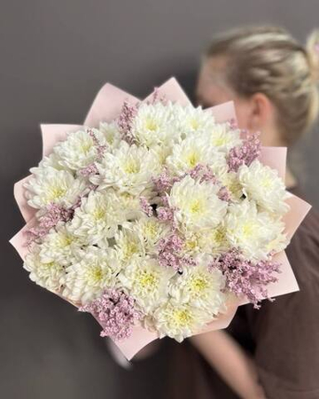 Букет из 5 хризантем сорта "Baltica white" с розовой гипсофилой