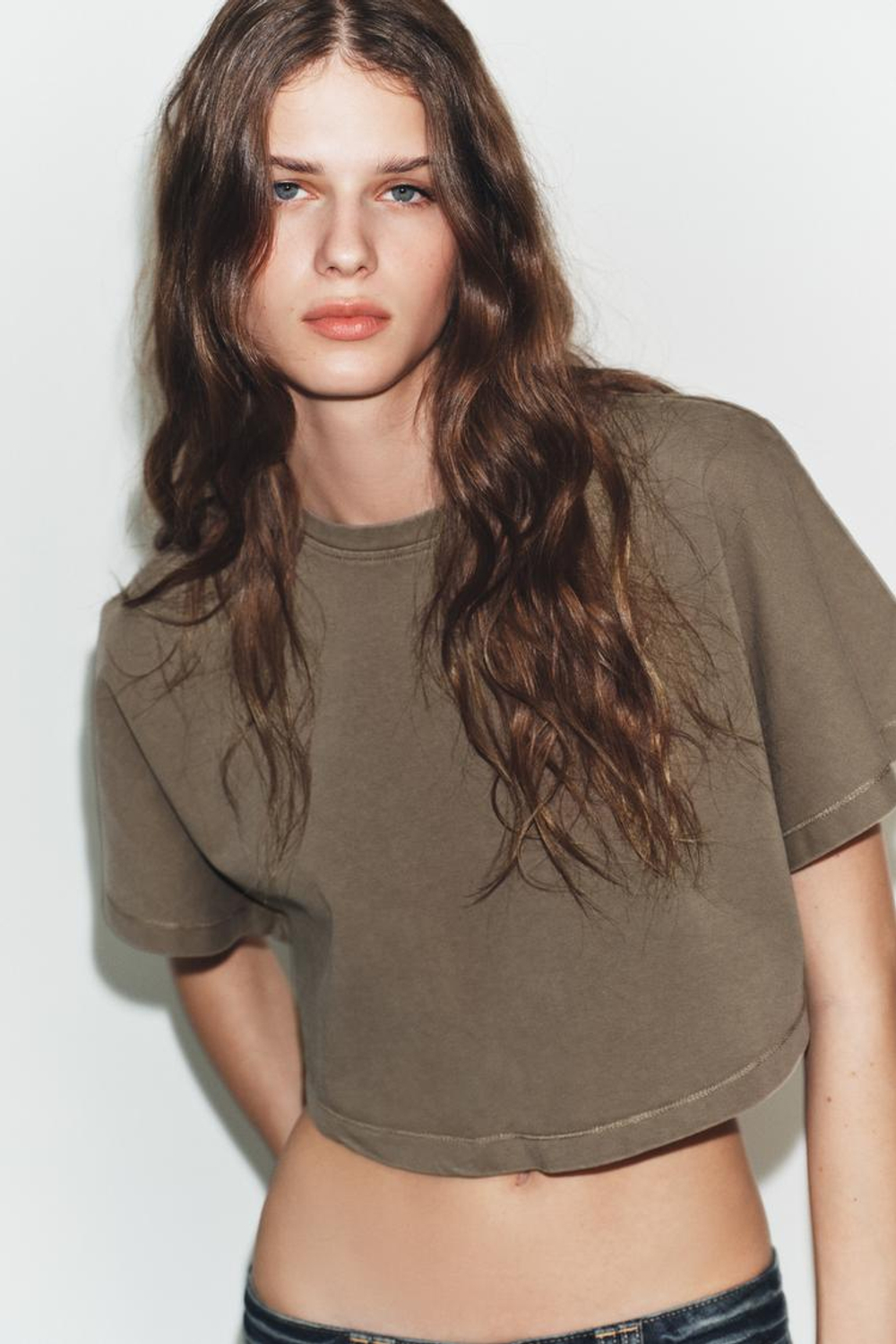 ZARA УКОРОЧЕННЫЙ ТОП С ЭФФЕКТОМ ПОТЕРТОСТИ, КОРИЧНЕВЫЙ