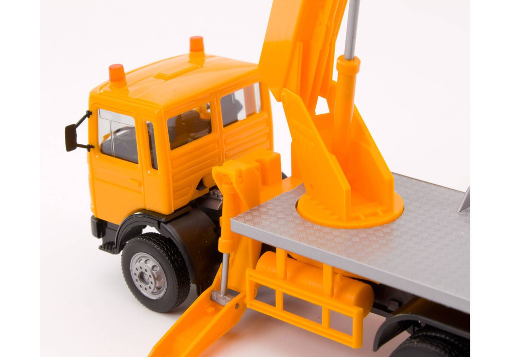 Грузовик MAN F8, вышка, оранжевый