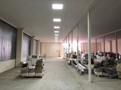 Монтаж освещения в новом демонстрационном зале