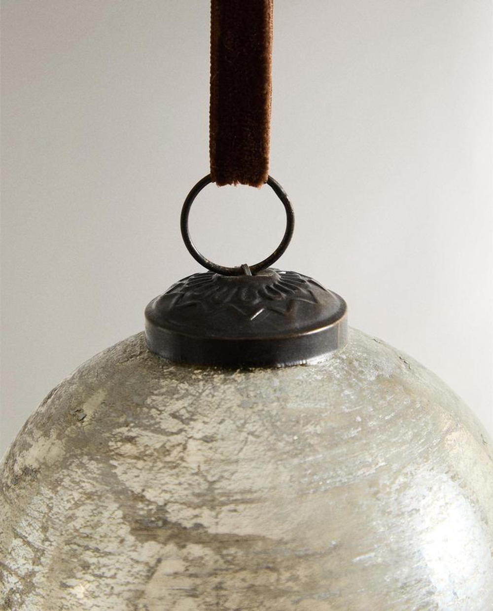 ZARA HOME ЕЛОЧНОЕ ИГРУШКА В ФОРМЕ ШАРА С ЭФФЕКТОМ ПОТРЕСКИВАНИЯ, СЕРЫЙ