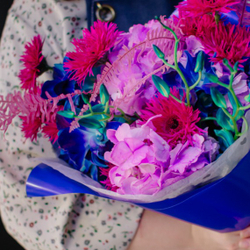 29. Неоновый авторский букет с гермини и орхидеей