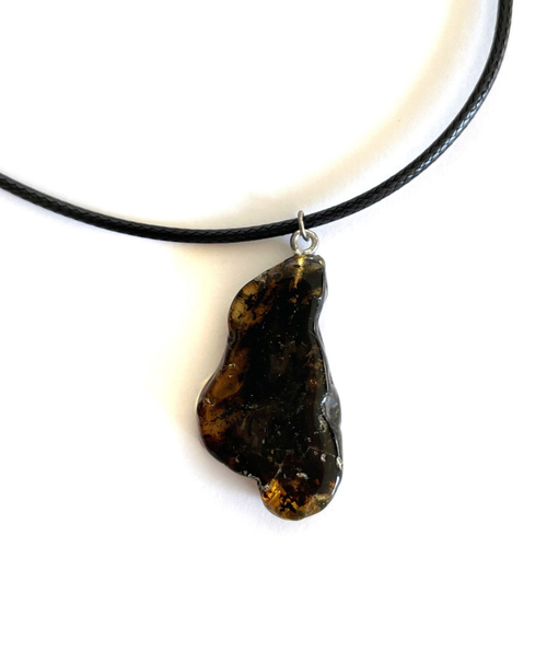 Кулон из янтаря натурального на кожаном шнурке (55 см), длина кулона 3,5 см