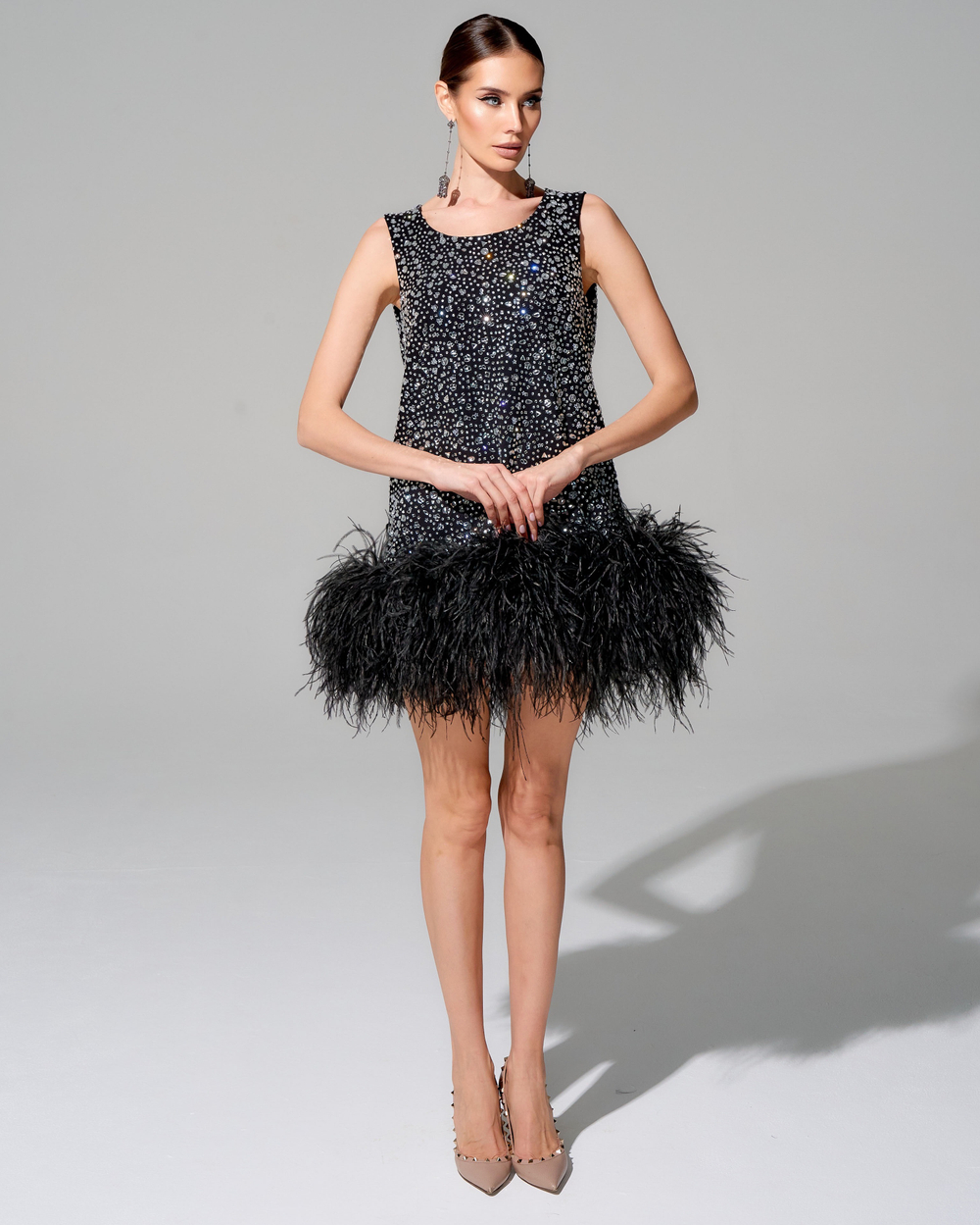 Платье длины мини "Венера" с премиальными перьями страуса