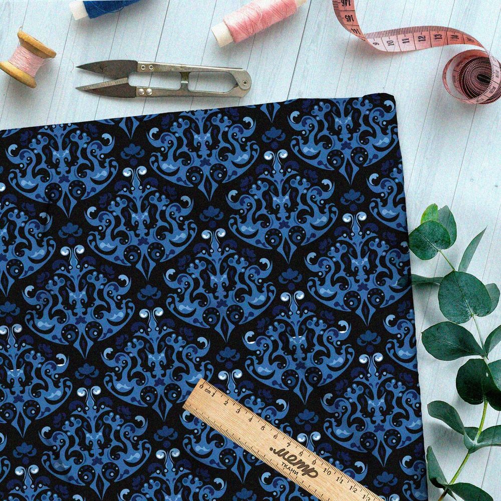 Ткань атлас симметричный изогнутый узор на тёмно-синем фоне