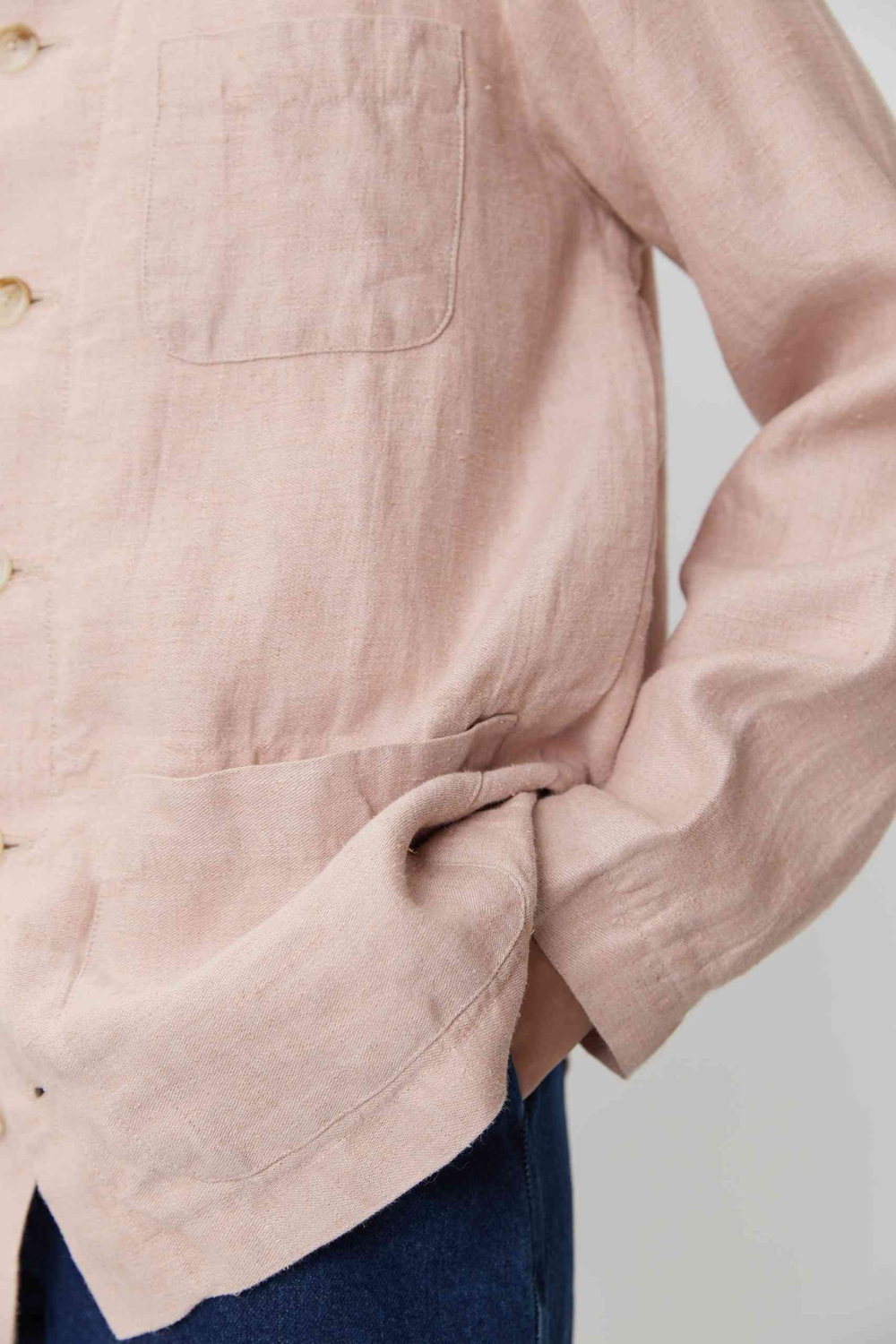 Верхняя мужская рубашка с карманами из розового льна