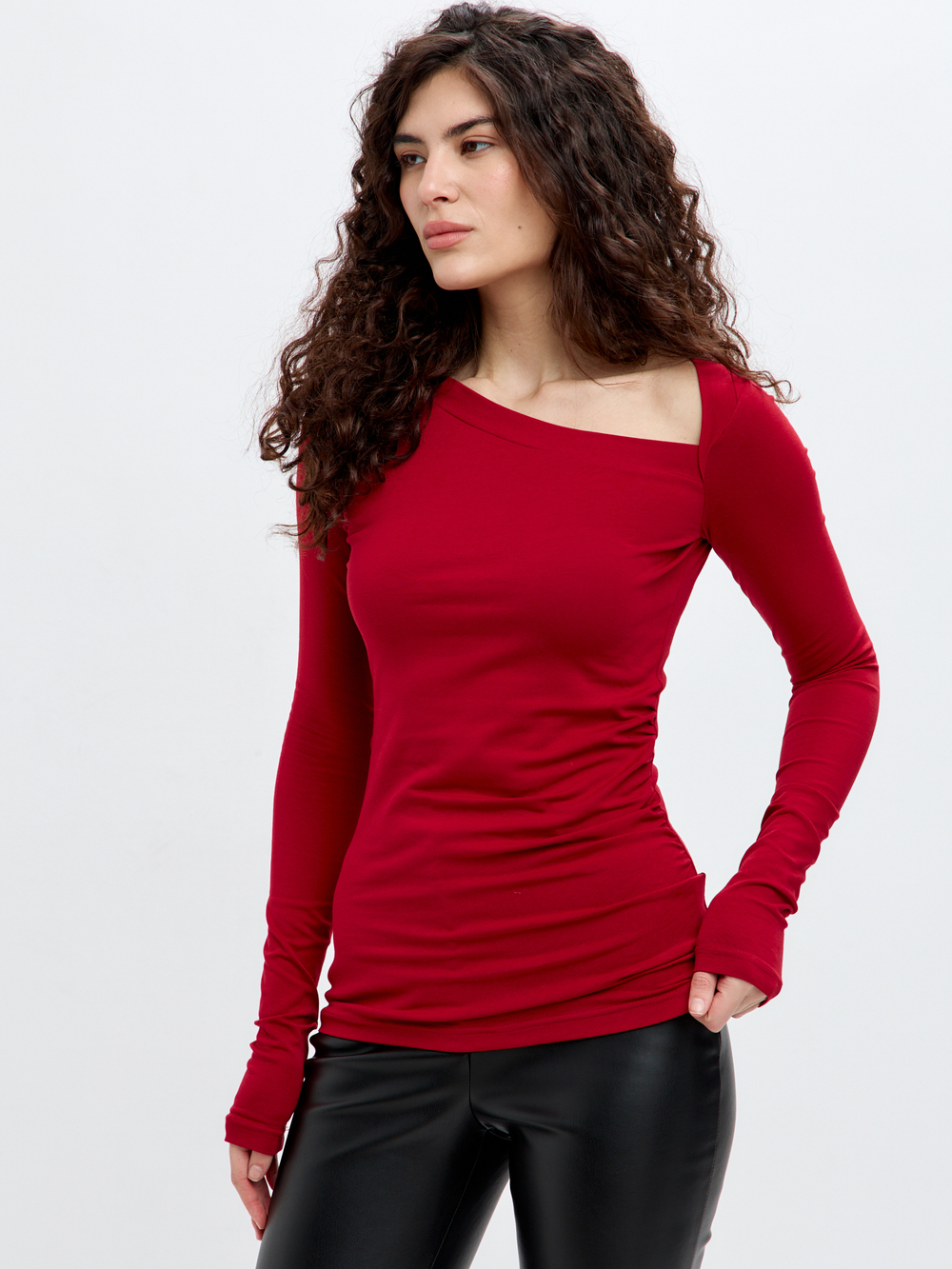 Брусничный лонгслив Jane с асимметричным вырезом