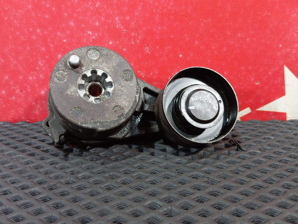 Ролик-натяжитель приводного ремня