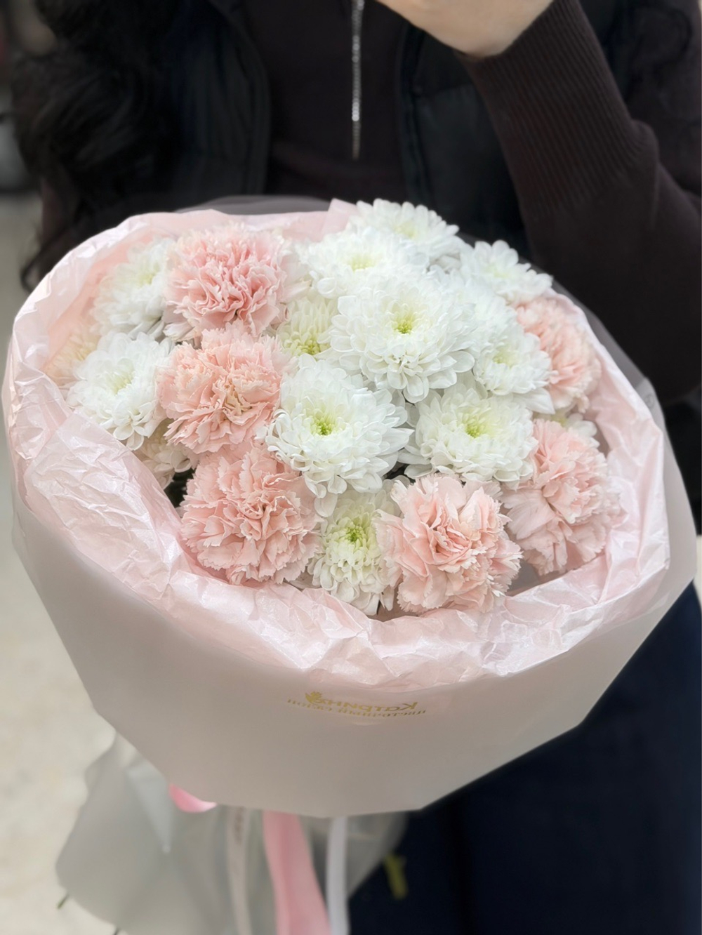 Стойкий букет из диантусов и хризантем