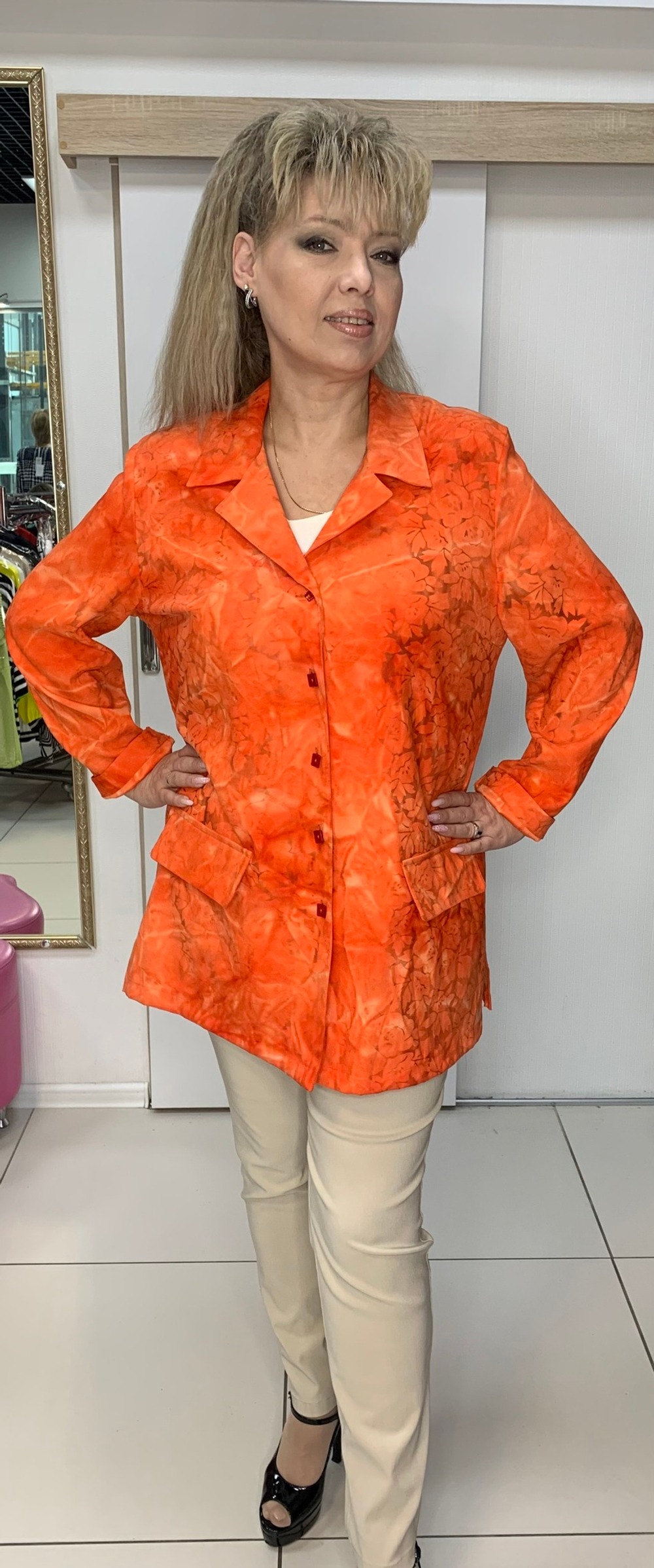 Оранжевый пиджак с изящным цветочным принтом