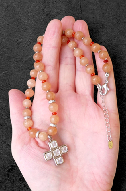 Чокер с кальцитом и сердоликом, подвеска стразовый крест 