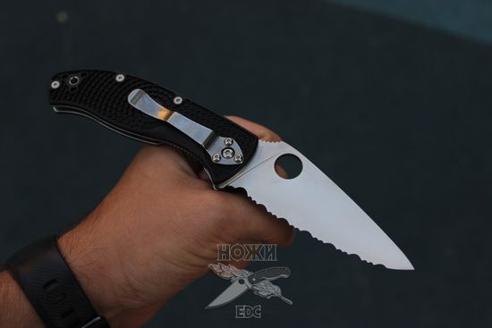 Складной нож Spyderco Tenacious Lightweight 122SBK c клинком из стали 8Cr13MoV, рукоять FRN