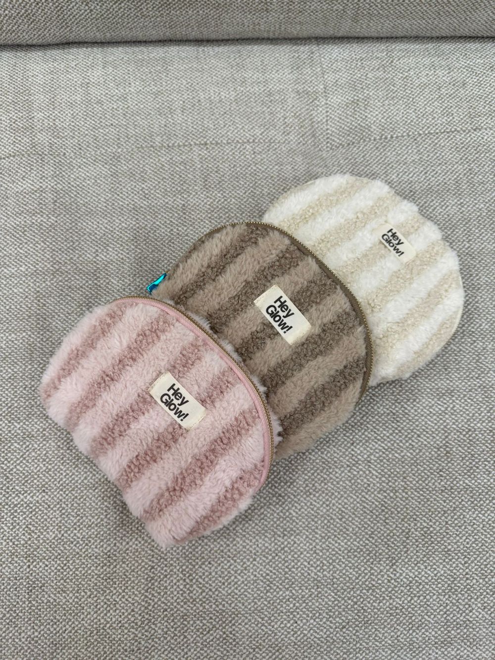 HEY GLOW  Плюшевая косметичка в полоску (коричнево-розово-молочную)