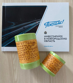 Набор из двух кружек, малая и большая, фарфоровые c берестой. Коллекция Onfim (Онфим) или Gramoty (Грамоты). 2 кружки без ручки, одной коллекции.