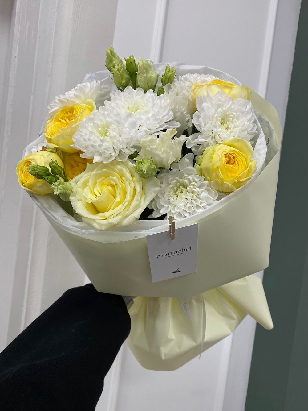 Сборный букет в желто-белой гамме