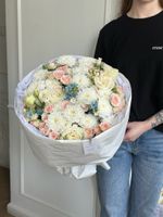 Букет из кустовых роз, одноголовых роз, хризантемы и оксипеталума