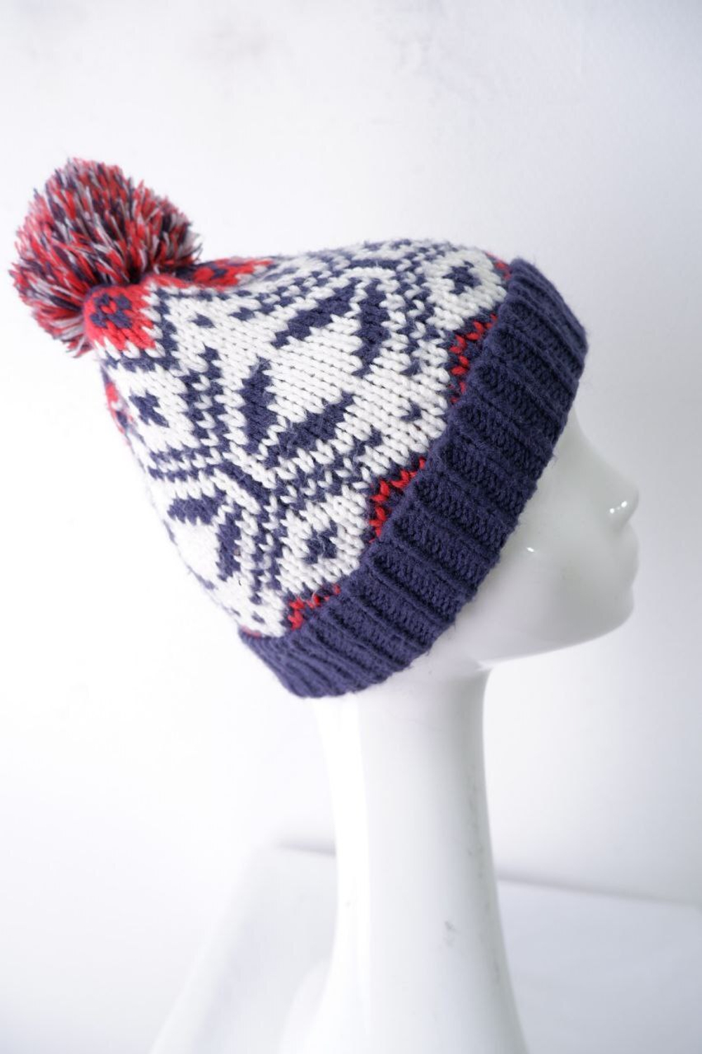 Шапка вязаная с помпоном