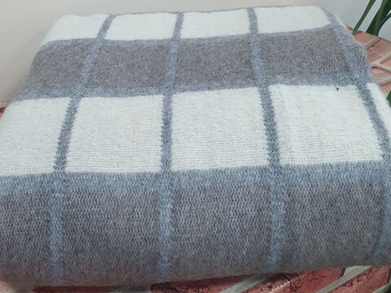 Одеяло полушерстяное "ВВ. БЕЛО-СЕРО-КОРИЧНЕВАЯ КЛЕТКА-1" ОПШ-1, 50% шерсть, плотность 400 г/м2, Россия.