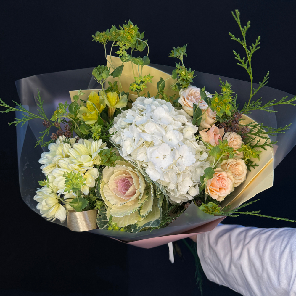 Букет из гортензии, хризантемы и брассики