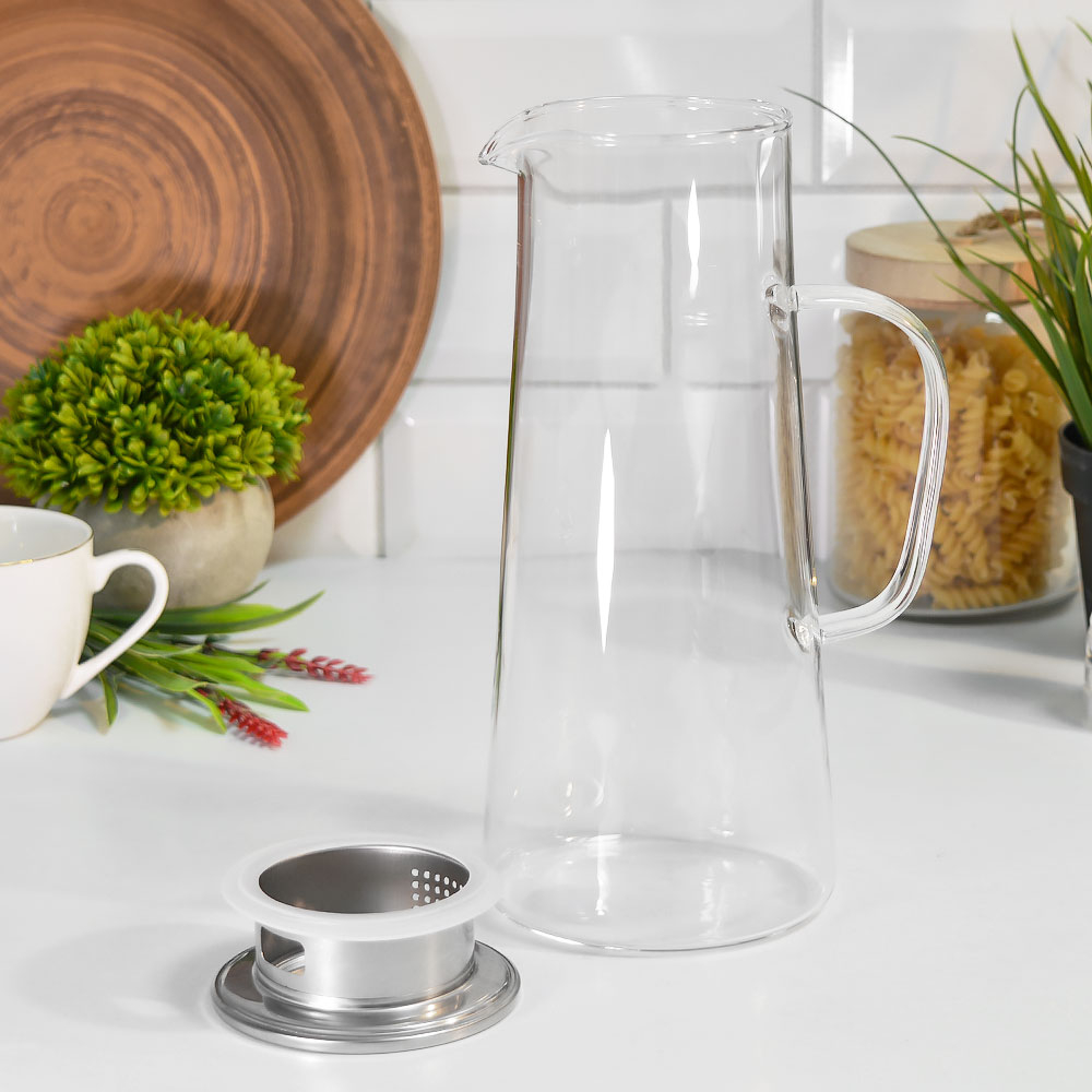 Кувшин из стекла с металлической крышкой