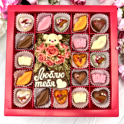 Шоколадный набор: "Мишка с розами. Люблю тебя": шоколадка-надпись и 19 конфет ручной работы