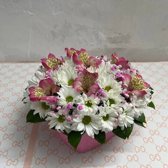 Цветочная композиция из хризантемы и альстромерии "Цветущее сердце"
