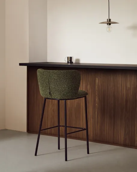 Барный стул Ciselia из темно-зеленого шенилла с ножками из черной стали