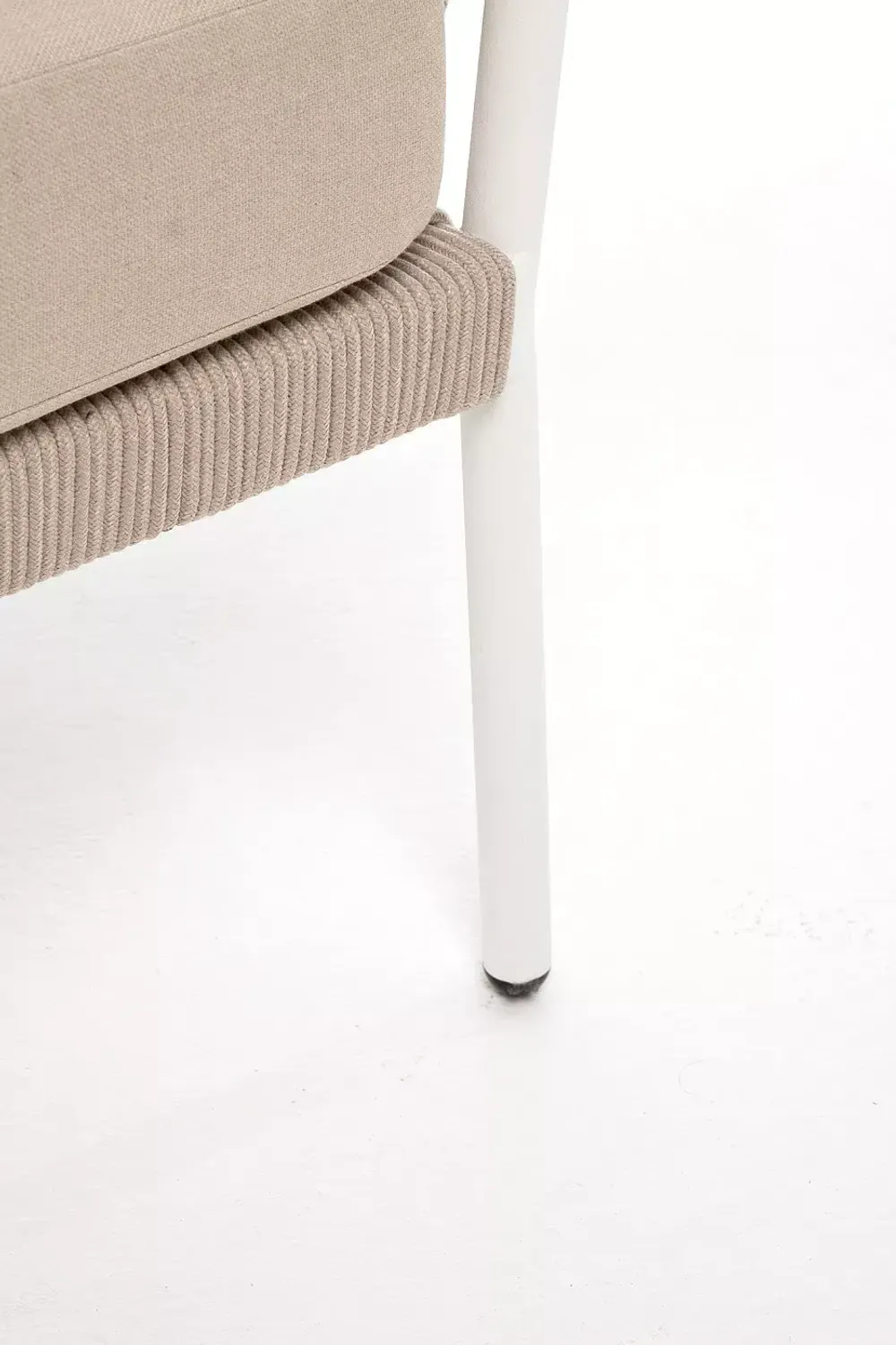 "Диего" диван 2-местный плетеный из роупа, каркас алюминий белый муар, роуп бежевый круглый, ткань бежевая 052