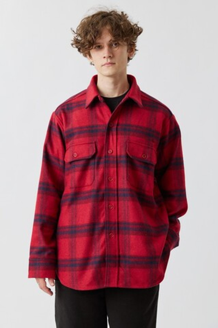 Объёмная мужская рубашка малинового цвета в клетку