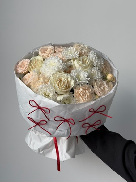 Букет из кустовых пионовидных роз, хризантемы, диантусов и одноголовых роз